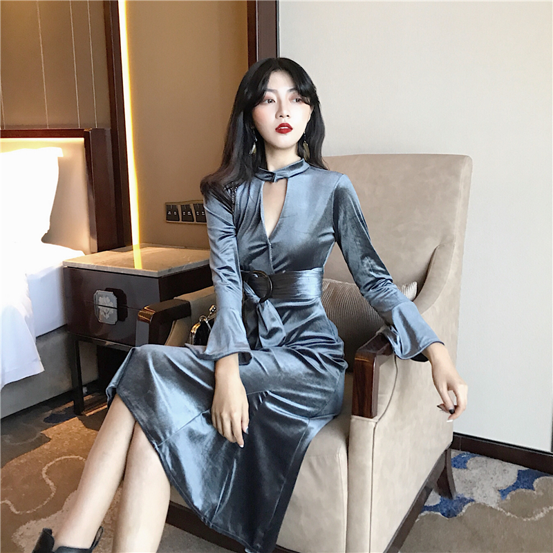 镂空V领挂脖绑带丝绒连衣裙蓝色坐姿正面