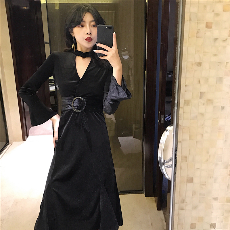 镂空V领挂脖绑带丝绒连衣裙黑色正面