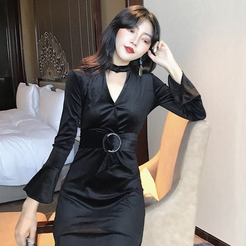 镂空V领挂脖绑带丝绒连衣裙半坐姿正面