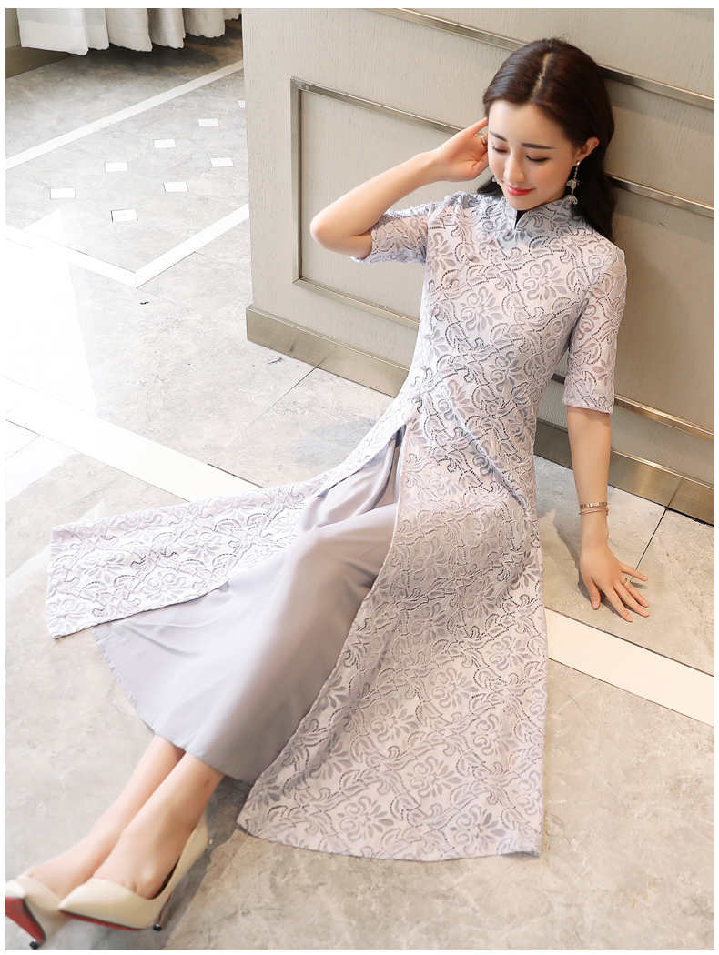 夏季中年女子气质连衣裙灰色坐姿左侧