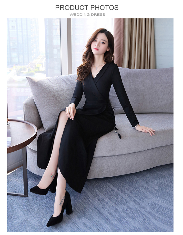 中年韩版文艺范秋冬款v领连衣裙黑色坐姿左侧