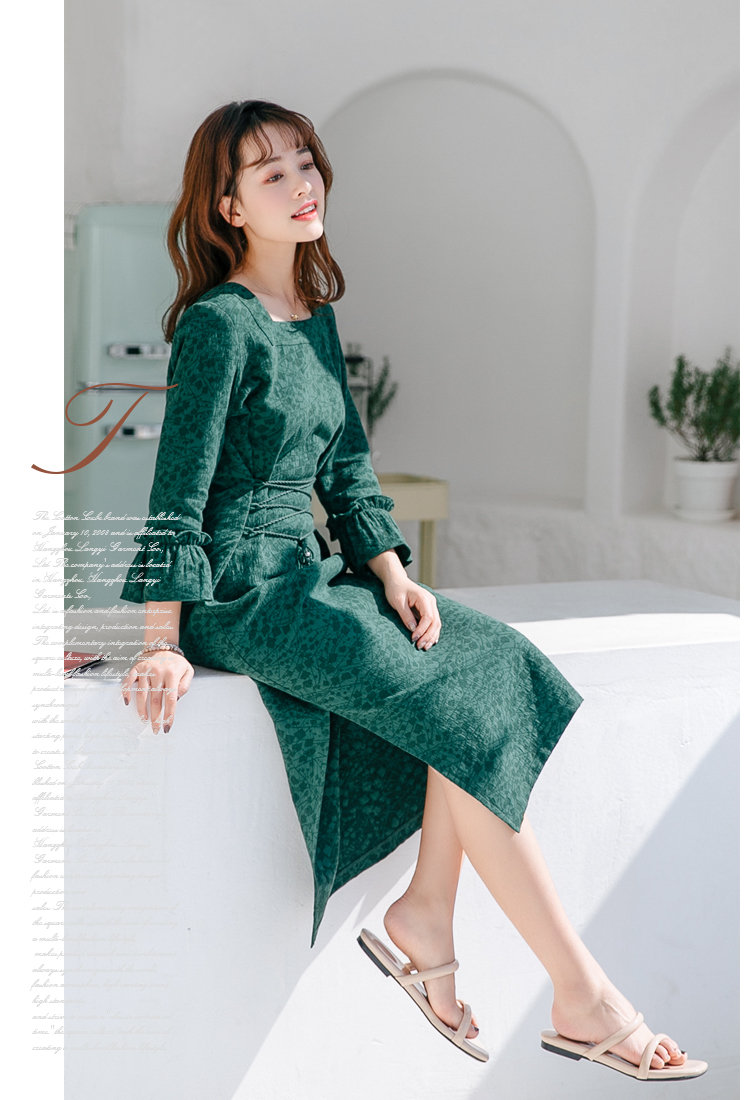 棉立方春装新款法式绣花小众连衣裙墨绿坐姿右侧