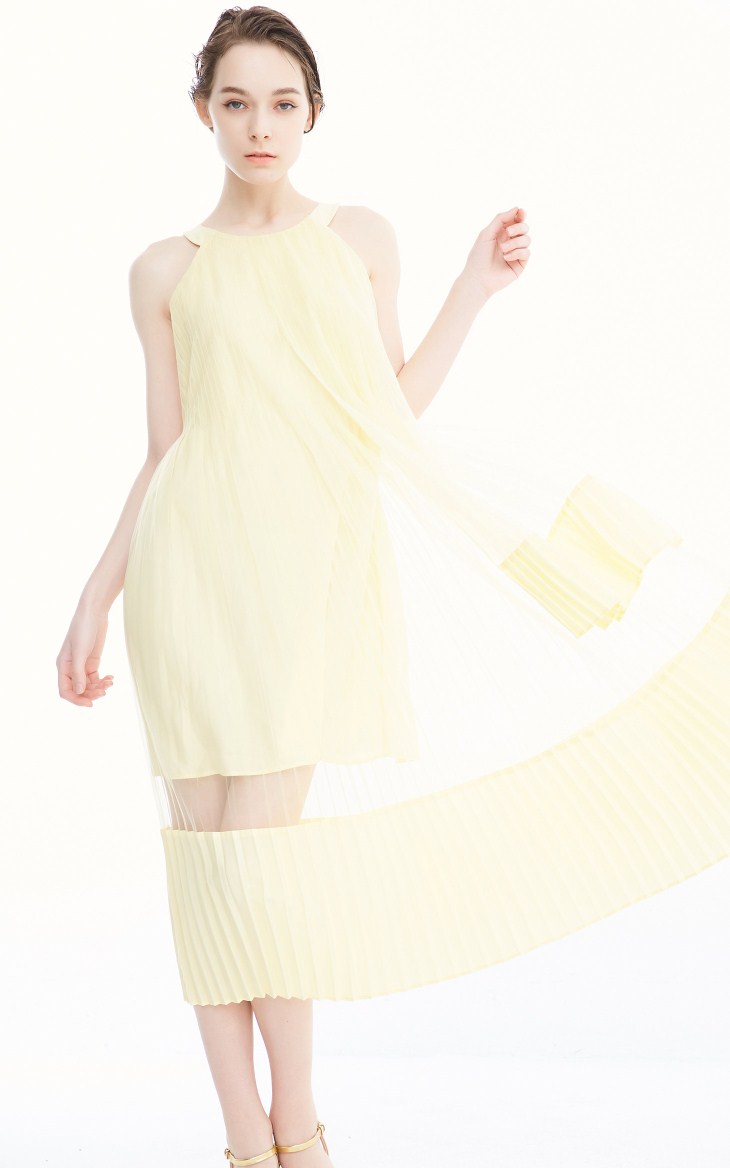 春装度假风拼接百褶连衣裙柔和黄色正面